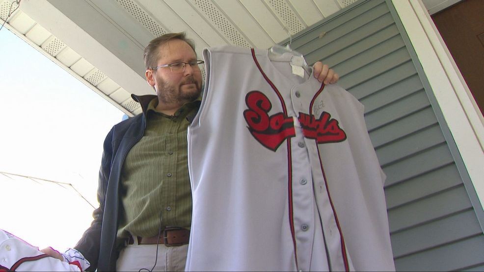 Brewers fan makes long drive from Wisconsin to Tampa Bay for Game 3 — Fox 11 Green Bay Local, Hopkins Sports news