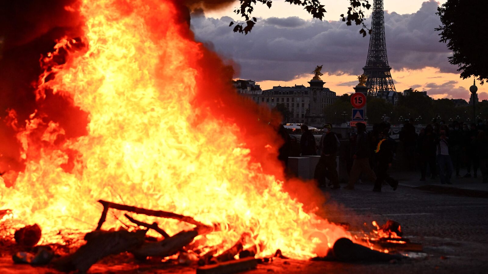 France Protests: Cars torched, shops looted as police arrest 272 demonstrators — Mint India, Hopkins Business news